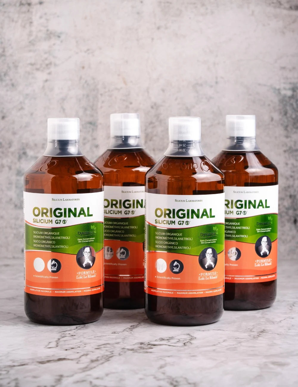 Fire flasker med Silicium G7 Original, en lett gulaktig væske i 1000 ml flasker med målebeger.