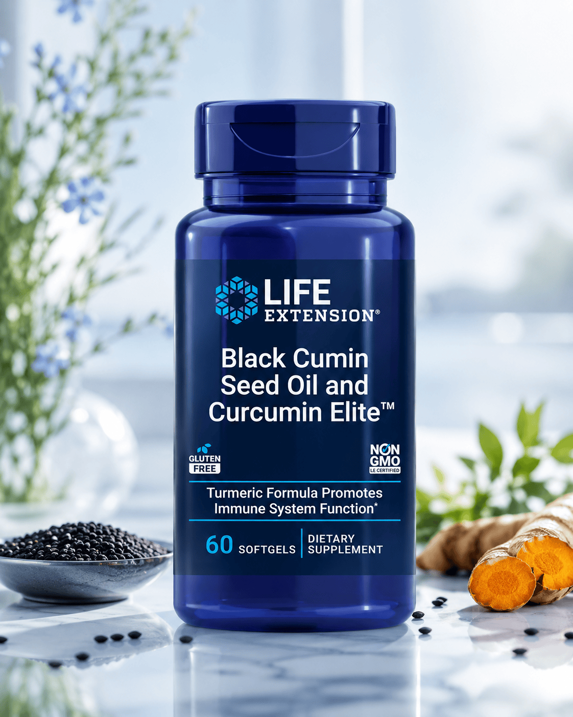 Kapselbehälter mit blauem Deckel, beschriftet mit „Schwarzkümmelöl und Curcumin Elite™“, umgeben von schwarzen Samen und Kurkumawurzel.