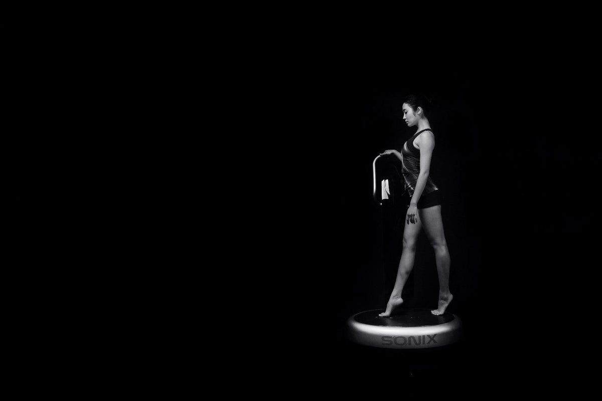 VibraSonic SonicWave Standing Vibration Platform - Stimulation avancée de tout le corps - Uno Vita AS