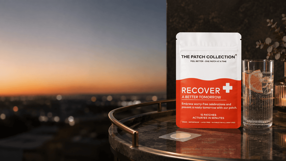 Paquete compacto de 15 Recover Patches, colocados sobre la superficie de una mesa, con una bebida de fondo.