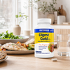 Digest Gold® mit ATPro® in einem weißen Behälter steht auf einem Tisch, umgeben von einem Teller mit Fisch, Salat und Brot.