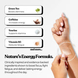 Energy Patch wellness-plasteret fastgjort til håndleddet. Hånd med naturlig manicure, der viser gips i let gennemsigtigt design.