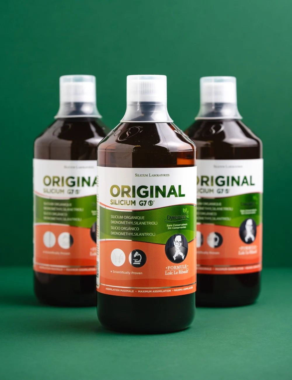 Lett gulaktig flaske med 1000 ml flytende kosttilskudd, etikett med "Silicium G7 Original" og målebeger på toppen.