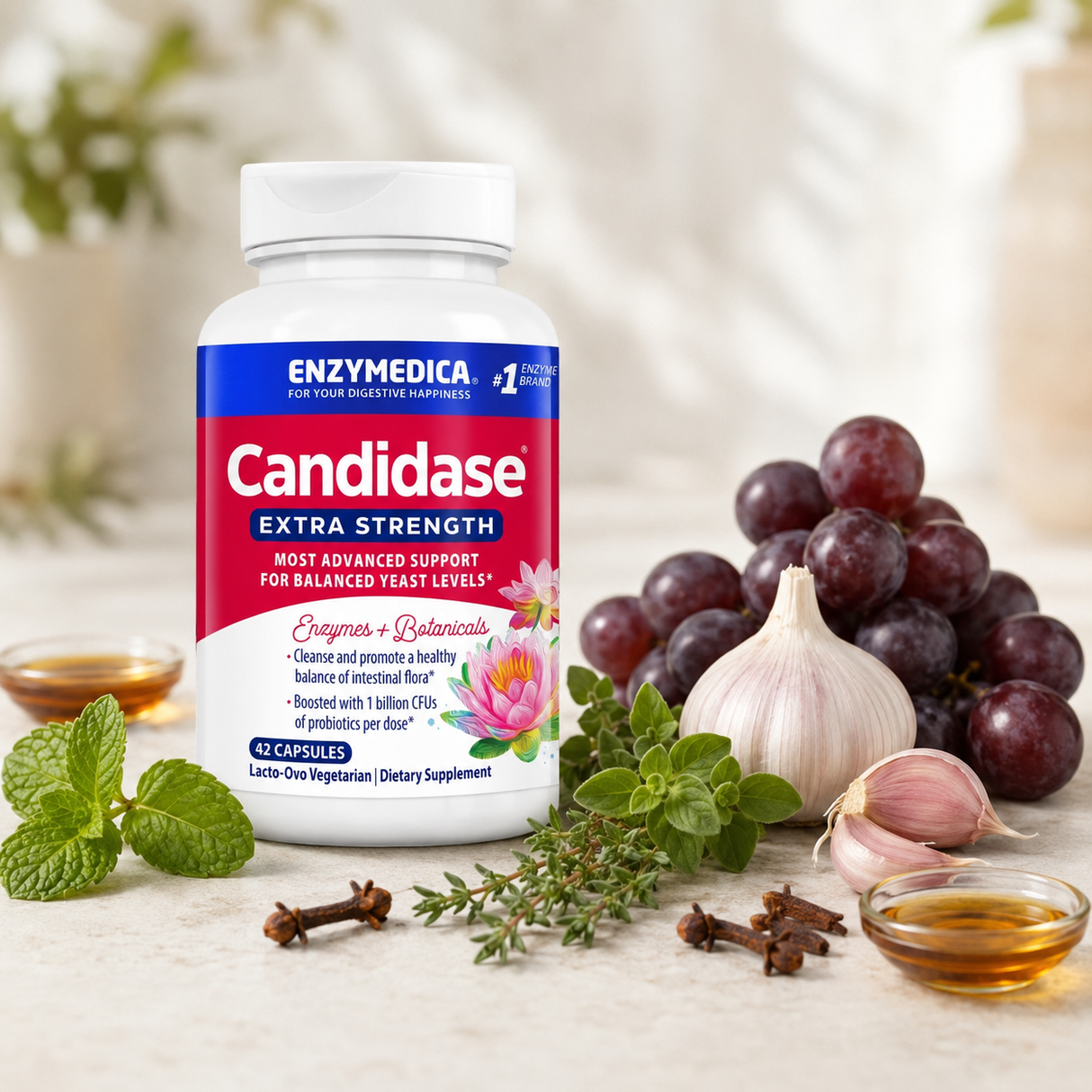 Candidase® Extra Strength Nahrungsergänzungsmittel in einer weißen Flasche mit blauem Etikett, umgeben von Knoblauch, Weintrauben und Kräutern.