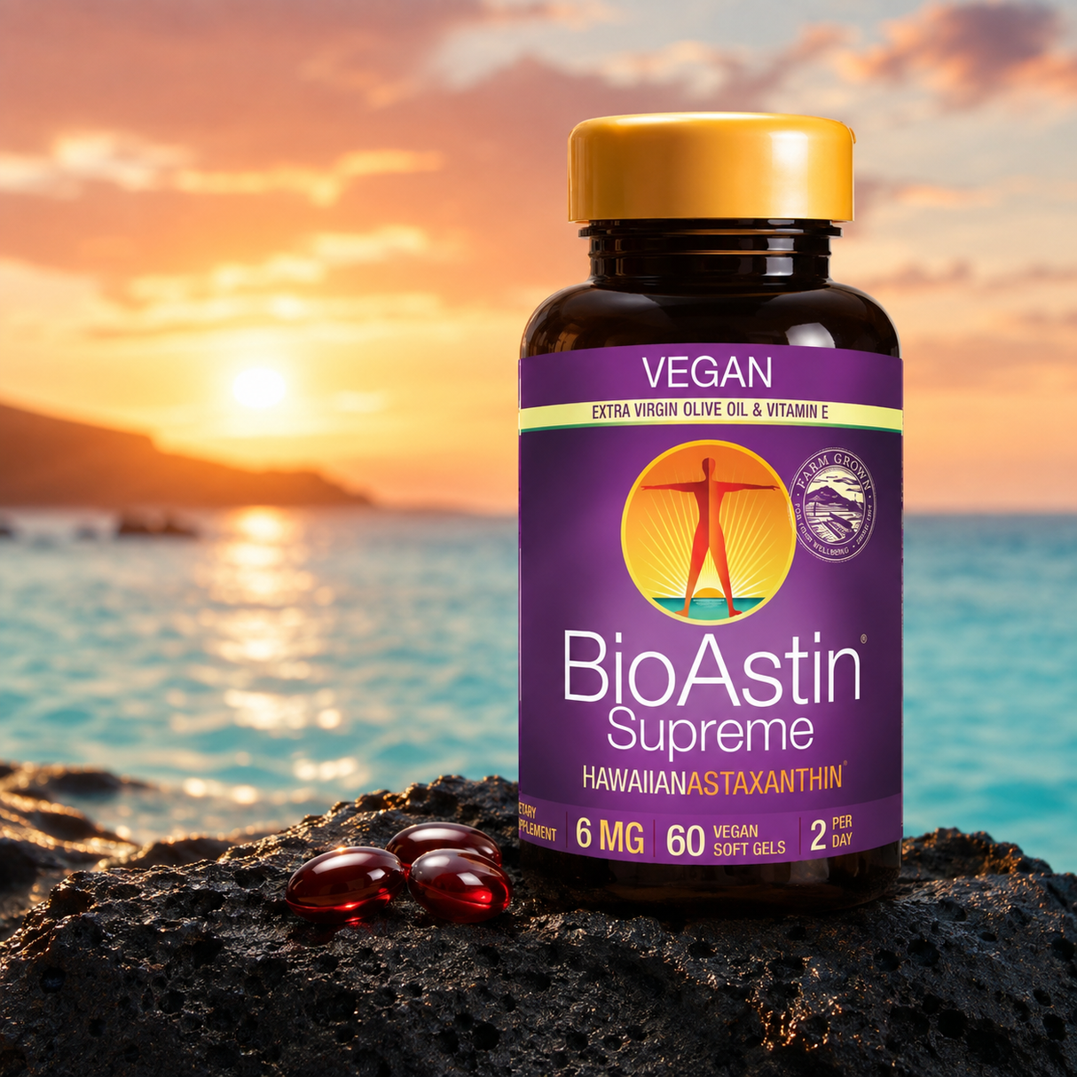 Astaxanthine BioAstin Supreme dans une bouteille en plastique marron avec un bouchon jaune, six gélules rouges sur roche noire, horizon avec coucher de soleil.