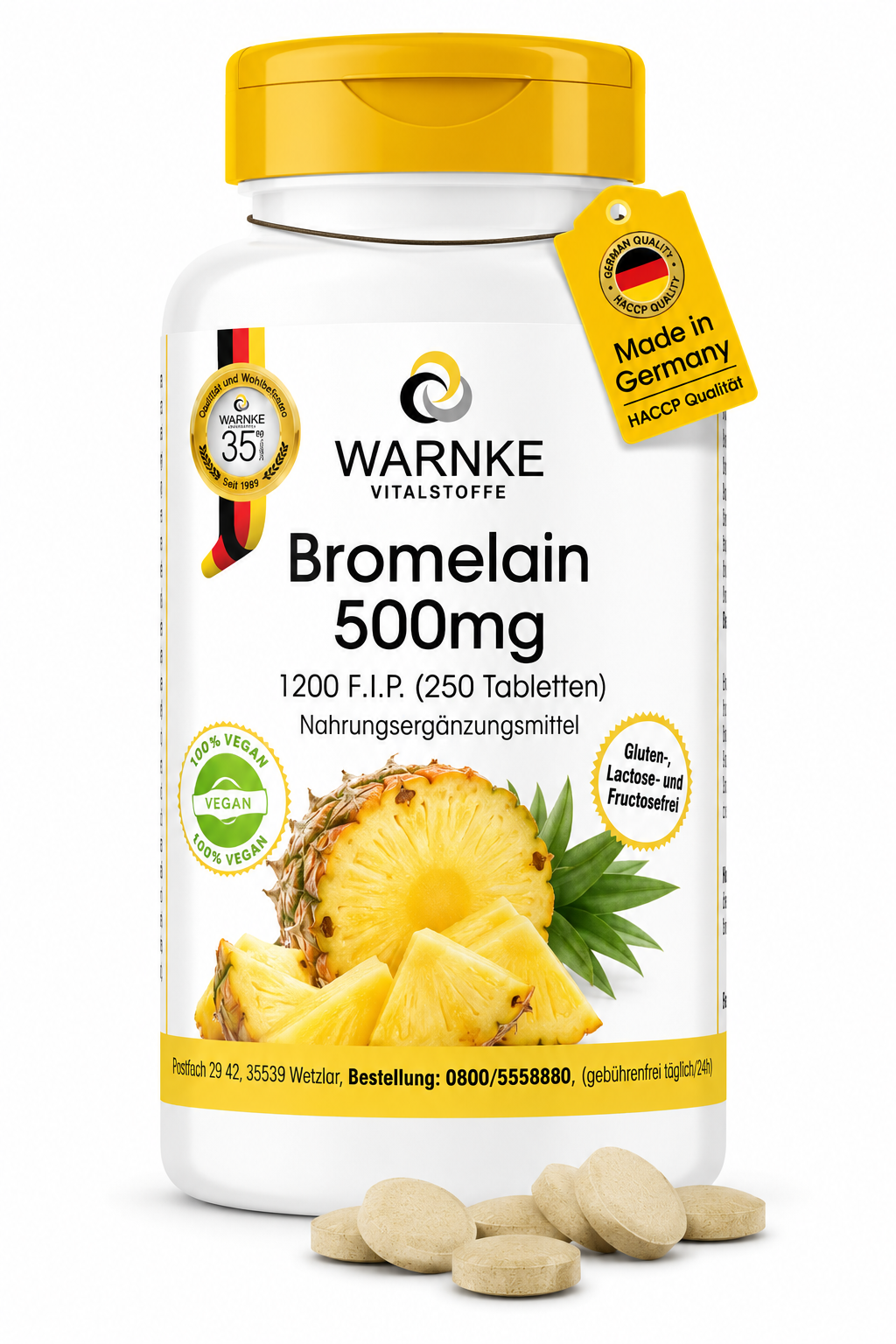Bromelain 500mg kosttilskudd i hvit flaske med gult lokk, ananasbiter ved siden av og tabletter i forgrunnen.