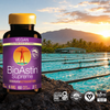 Flacon d'astaxanthine BioAstin Supreme contenant 60 gélules végétaliennes, placé au bord d'une piscine à Hawaï.