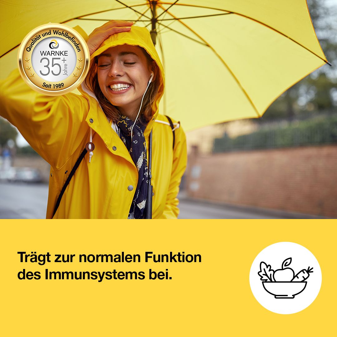 Kvinne i gul regnjakke og gule hodetelefoner, smilende under et gult paraply.
