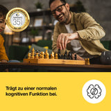 Vitaminer til øjnene, 90 tabletter, vist med et brætspil. En voksen og et barn spiller skak i et lyst rum.