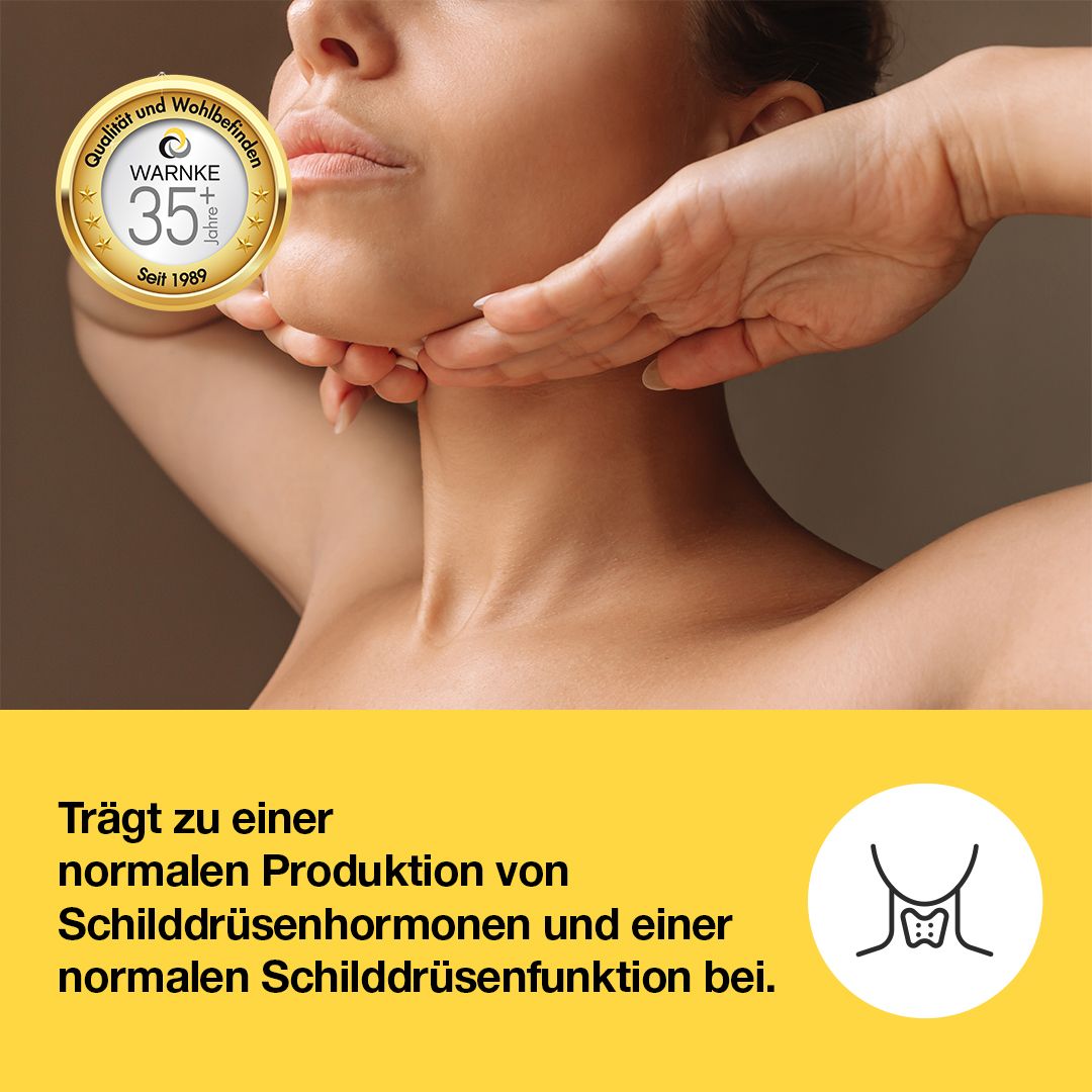 Kvinde med naturlig hudtone, der holder hagen med begge hænder, elegant produktpræsentation.