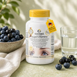 Øjenvitaminer i en hvid flaske med gul låg, 90 tabletter, ved siden af ​​blåbær og et glas vand.