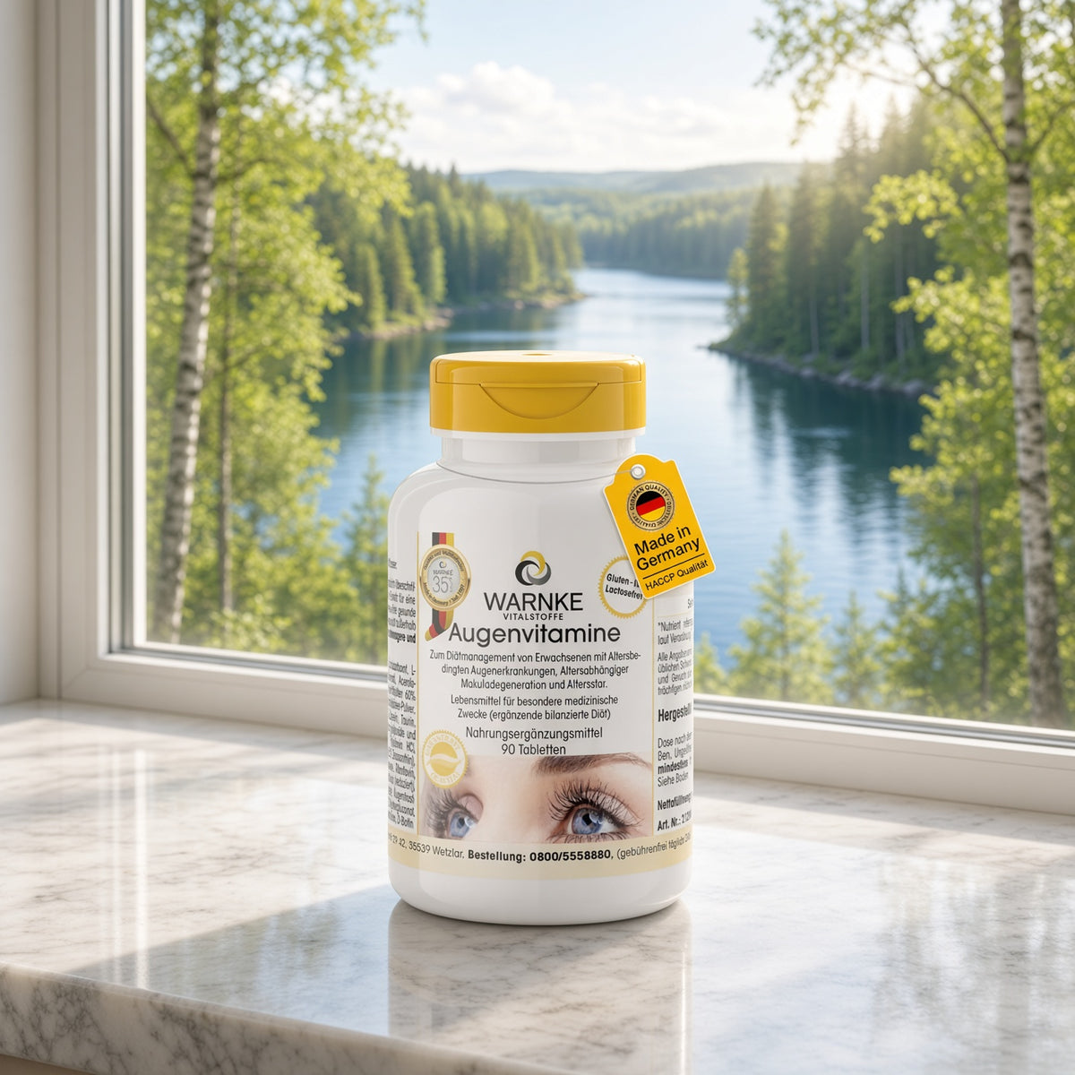 Øjenvitaminer fra Warnke Vitalstoffe i hvid beholder med gult låg, indeholdende 90 tabletter. Visuelt placeret foran et vindue med udsigt.