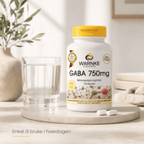 GABA 750 mg kapsler i hvit emballasje med gultt lokk, plassert ved et glass med vann og en steinplate.