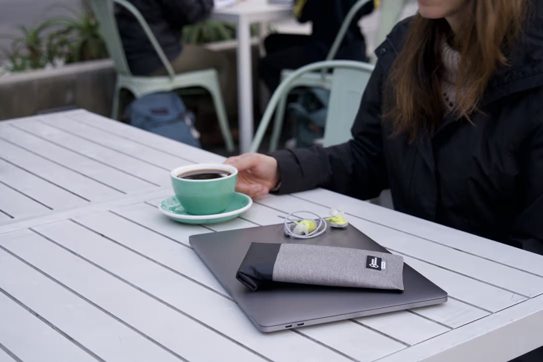 Mission Darkness ™ Dry Shield Faraday waterproof phone case - Uno Vita AS