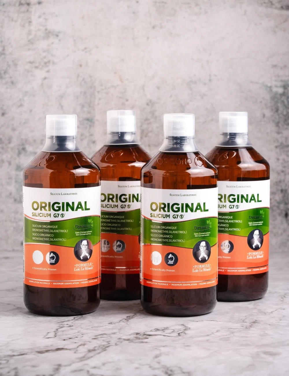 Quattro flaconi di Silicium G7 Original, un liquido leggermente giallastro in flaconi da 1000 ml con misurini.