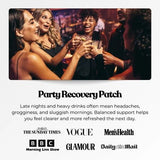 Parche de bienestar para una fiesta, utilizado por varias personas brindando bebidas. Yeso discreto visible en la muñeca.