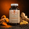 Récipient à capsules végétales avec extrait de curcuma, gingembre et poivre noir, avec épices visibles et couleur orange.